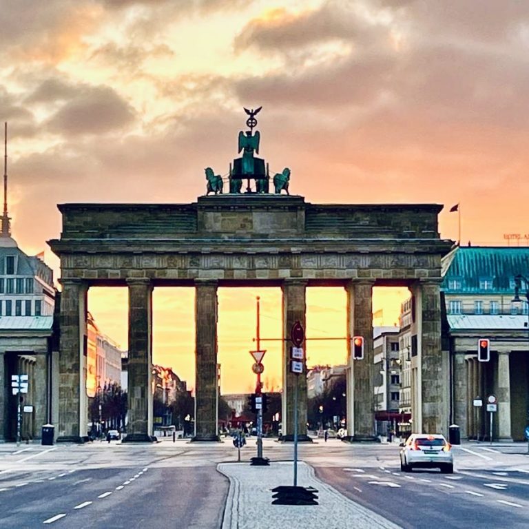 Das Brandenburger Tor in Berlin bei Sonnenaufgang in der ruhigen Morgenstimmung.